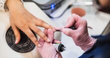 16 fornecedores de unhas de gel e alongamento para revenda: marcas e atacadistas